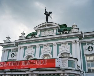 Классика и куклы. В Омске открылся театральный фестиваль «Золотая маска»